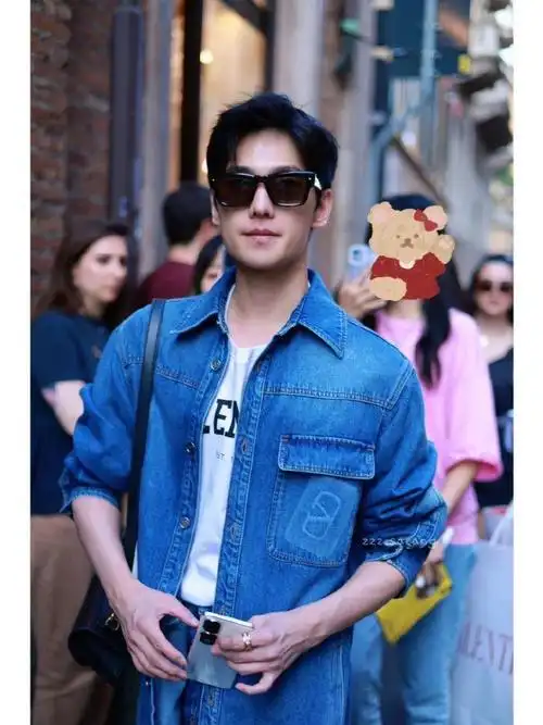 杨洋今日份米兰造型释出蓝色牛仔套装墨镜造型好帅气的