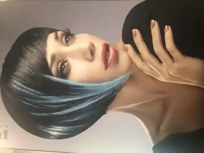 7. 不用一字,"秀发" "含情脉脉"的画面告诉你这是一家高端美发屋.