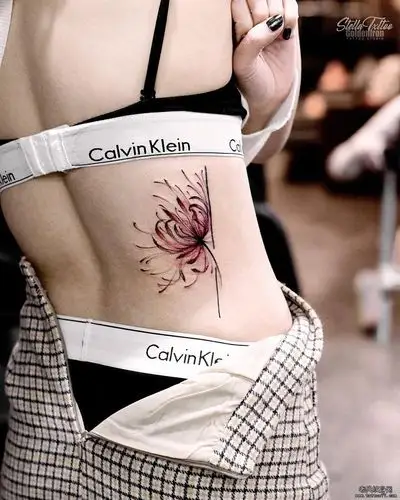 侧腰彩色彼岸花纹身图案