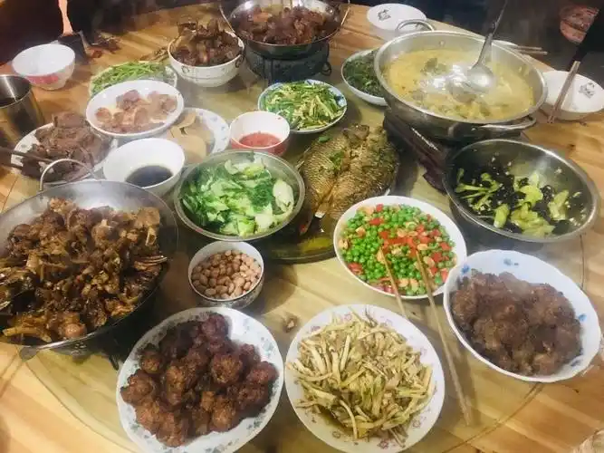 朋友圈晒年夜饭照片 除了丰盛网友感慨生活美好