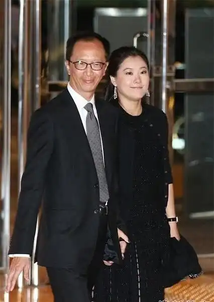 嫁大26岁老公连生三胎,如今身材走样,一句称呼暴露她的地