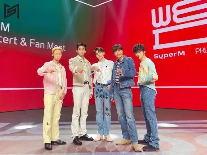 kai所属superm合照公开._金钟仁