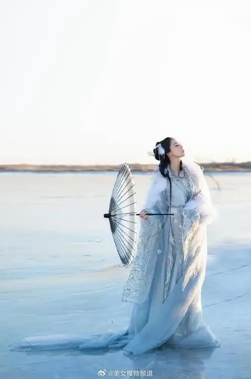古力娜扎冰面仙羽写真释出一袭古装白衣好似仙女下凡