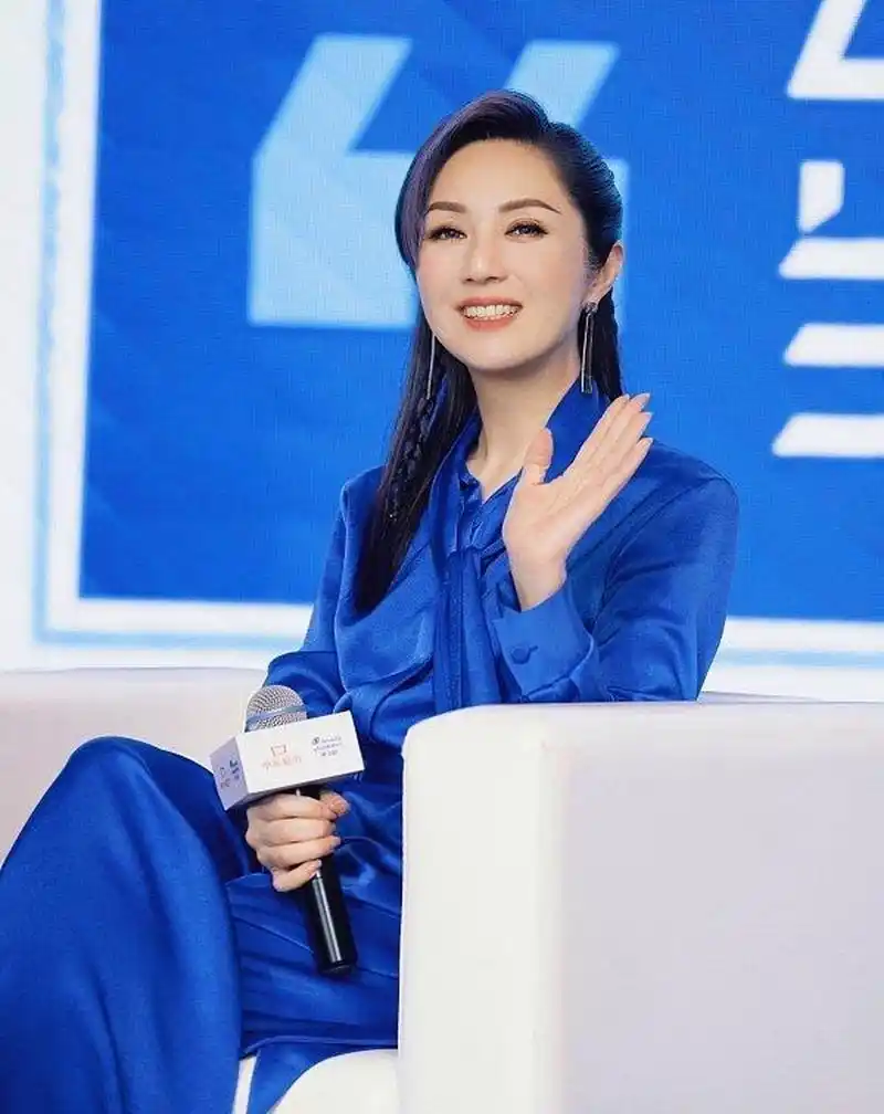杨千嬅最近出席了一场品牌活动,身穿一套蓝色的缎面套装,看起来非常