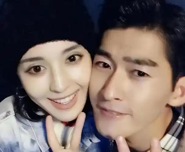 前男友也同样是家境殷实有过不少恋情的人,据透露她时常将交往过女友