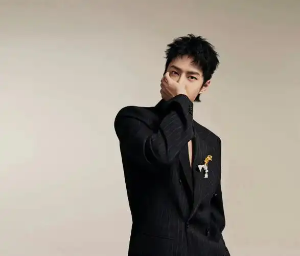 王一博赏雨侧拍花絮