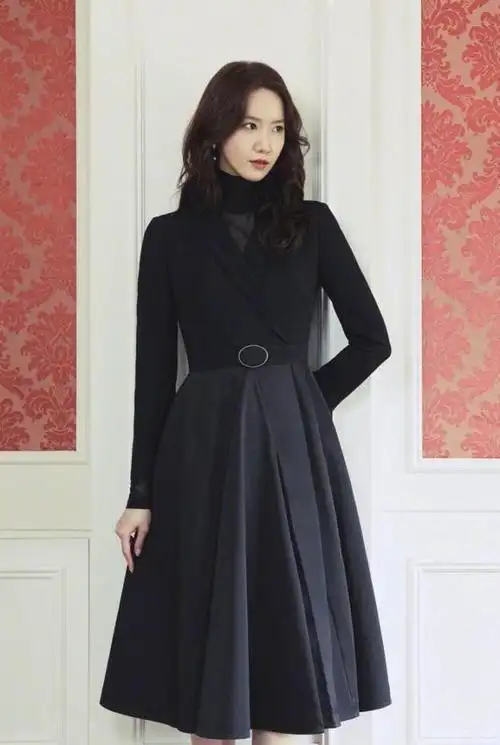 林允儿是什么富家大小姐穿小黑裙身材气质都在线清纯又优雅