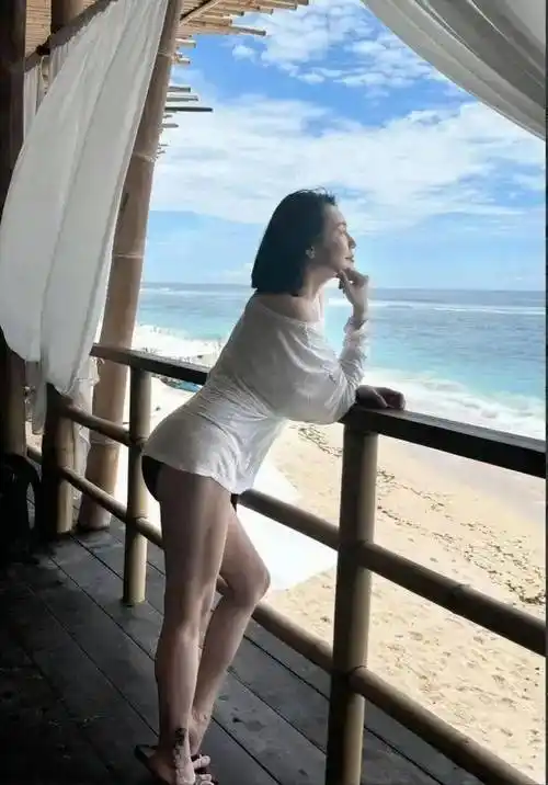 小s带娘家人去度假,晒泳装照大秀好身材,把二女儿lily比下去了_照片
