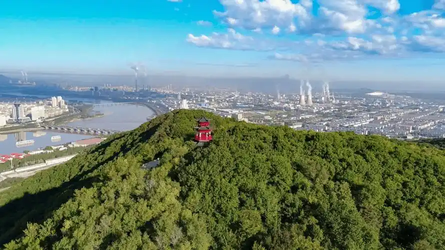 龙潭山作为吉林市四大名山之首,历史悠久,文化璀璨,遗留有龙潭山山城