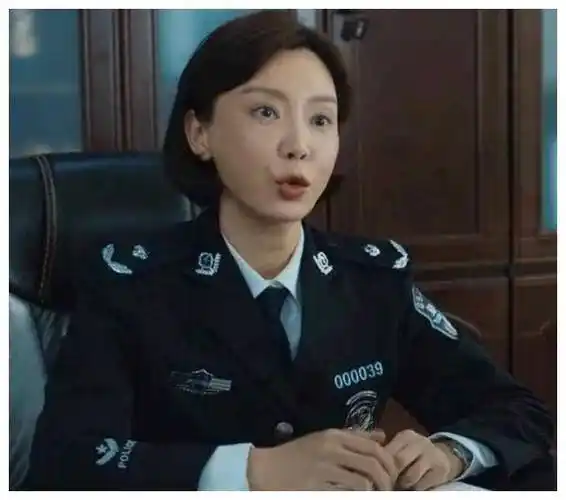 神秘微笑苹果肌飞扬绝美之颜悲惨收场