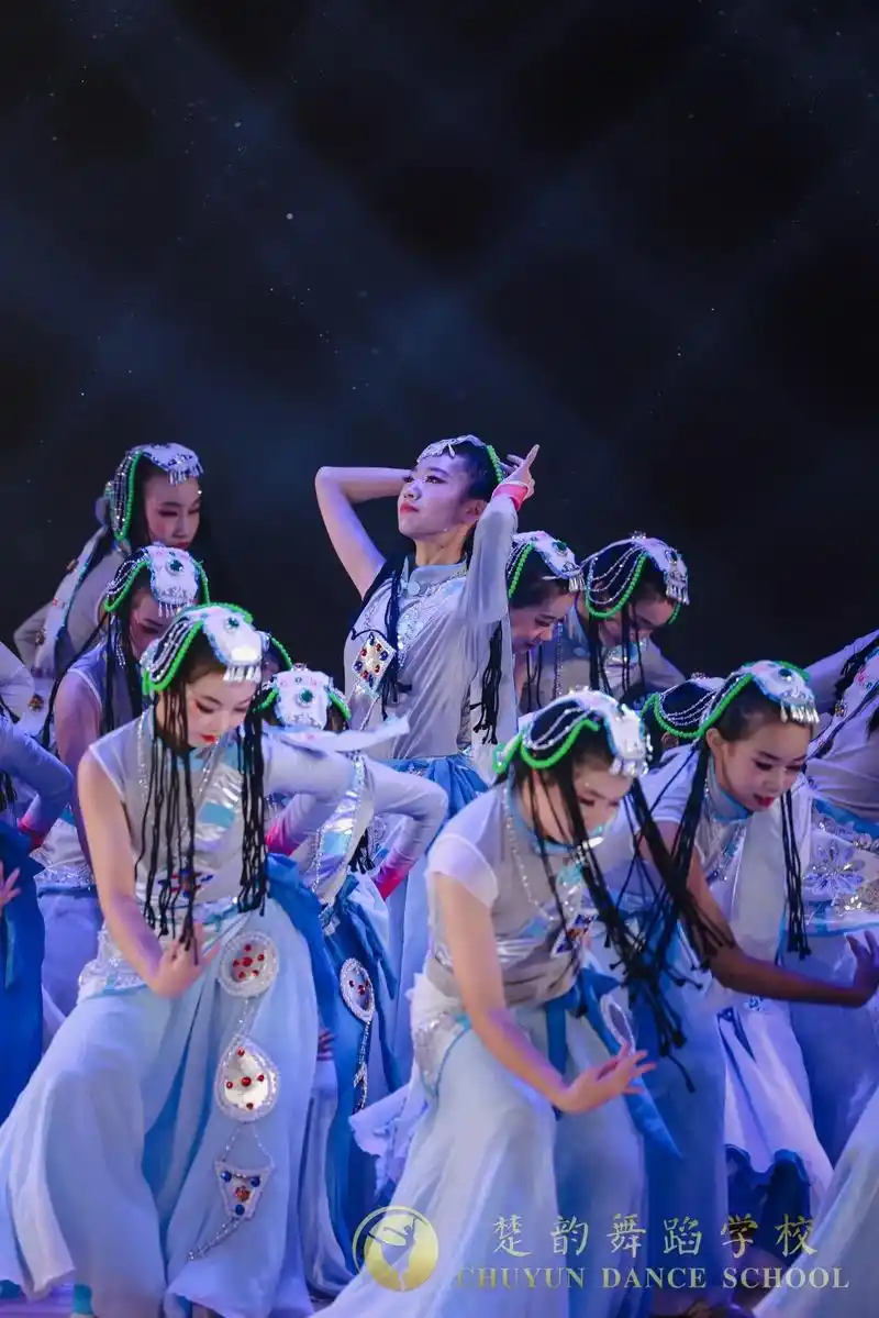 舞蹈《天浴》剧照,神圣庄严,孩子们仿佛是来自天山的仙女 #舞 - 抖音