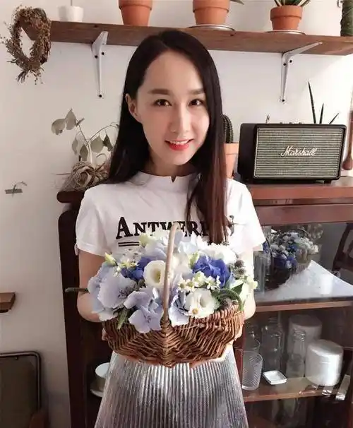 雷佳音老婆翟煦飞罕见现身,接机"前夫哥",做防护措施毫不留情_佟丽娅