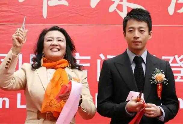 回顾汪小菲母亲张兰我曾极力劝阻儿子离婚如今孙子让我心痛