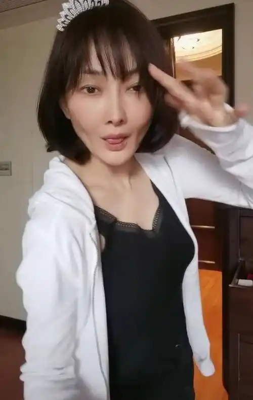 演员牛莉晒自拍两颊凹陷神情憔悴上了年纪的女明星太瘦会显老