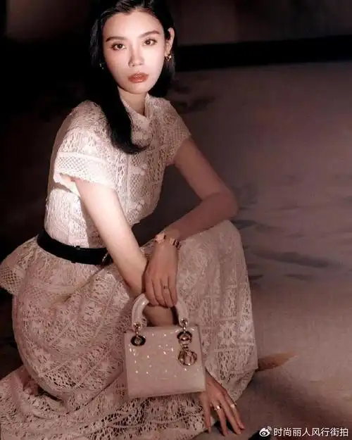 奚梦瑶豪门生活好幸福跟何猷君上综艺夫妻俩甜出圈穿搭也时髦