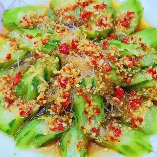 原料:丝瓜,蒜蓉,红辣椒,龙口粉丝,蚝油. 做法步骤