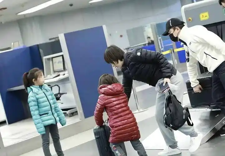 黄渤带女儿去香港看展,父女俩牵手同行,11岁爱女身高快赶上爸爸