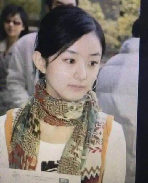 赵丽颖选秀照曝光和近日赵丽颖《嘉人》素颜大片相比基本没变化