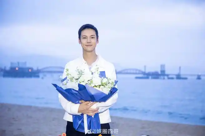 陈伟霆新剧照亮你暖愈笑海报