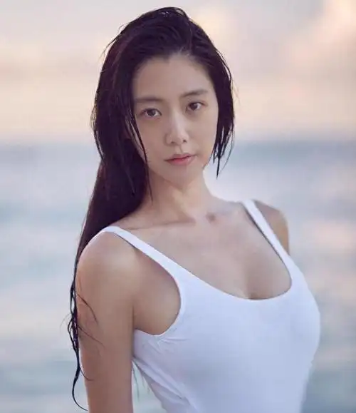 韩国女星 李成敏:拥有傲人身材!美丽动人的颜值简直逆天