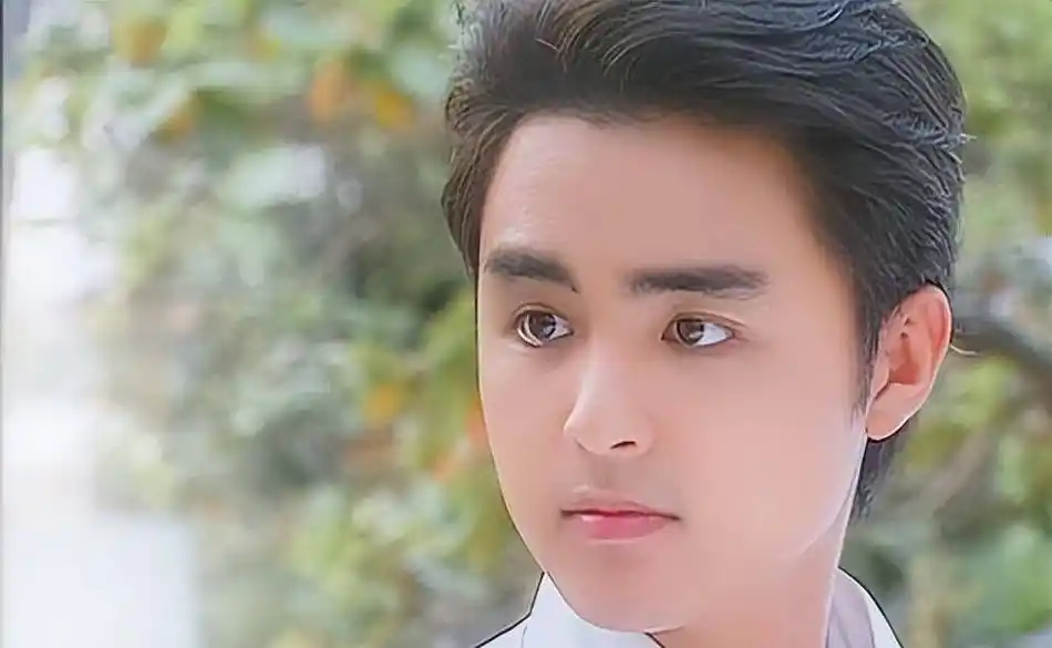 明道夜会两女疑婚内出轨!与高挑美女亲热挽手,发现被拍慌乱甩开