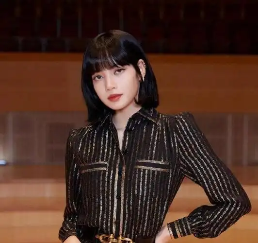 显白神器lisa的黑茶色短发真好看是路人都会惊艳的程度