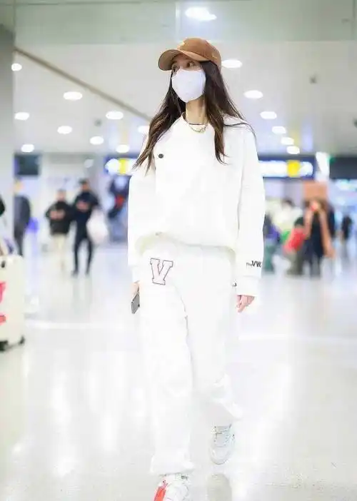 平底运动鞋基础的同色系搭配可以呈现出视觉上的和谐感,一身白色的