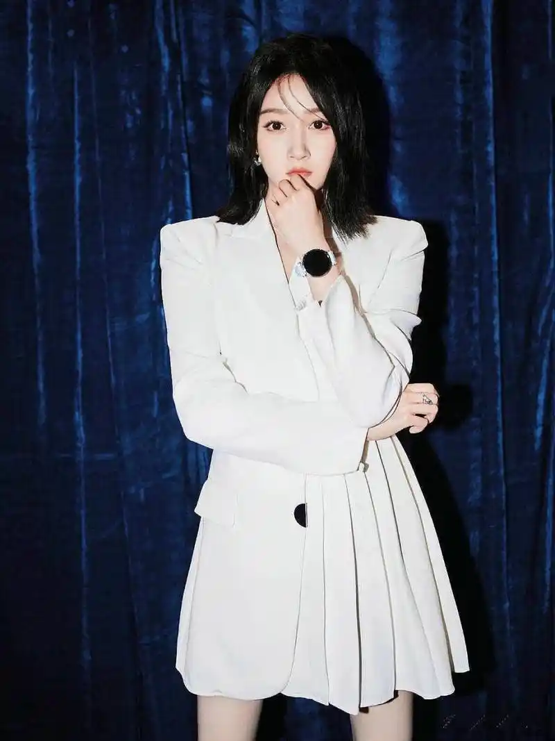 关晓彤白色西装裙