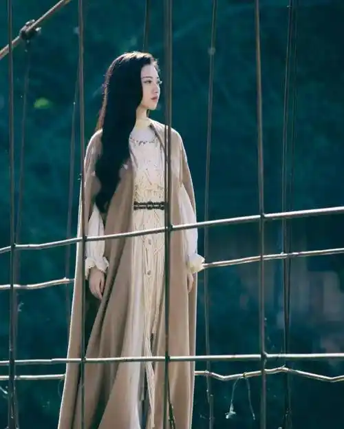 今天分享一波《司藤》的美照~来跟司藤一起学穿搭~_东宫_开花_精华