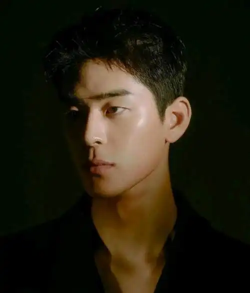 高大帅气的单眼皮小奶狗,高鼻梁的他看着好高级!