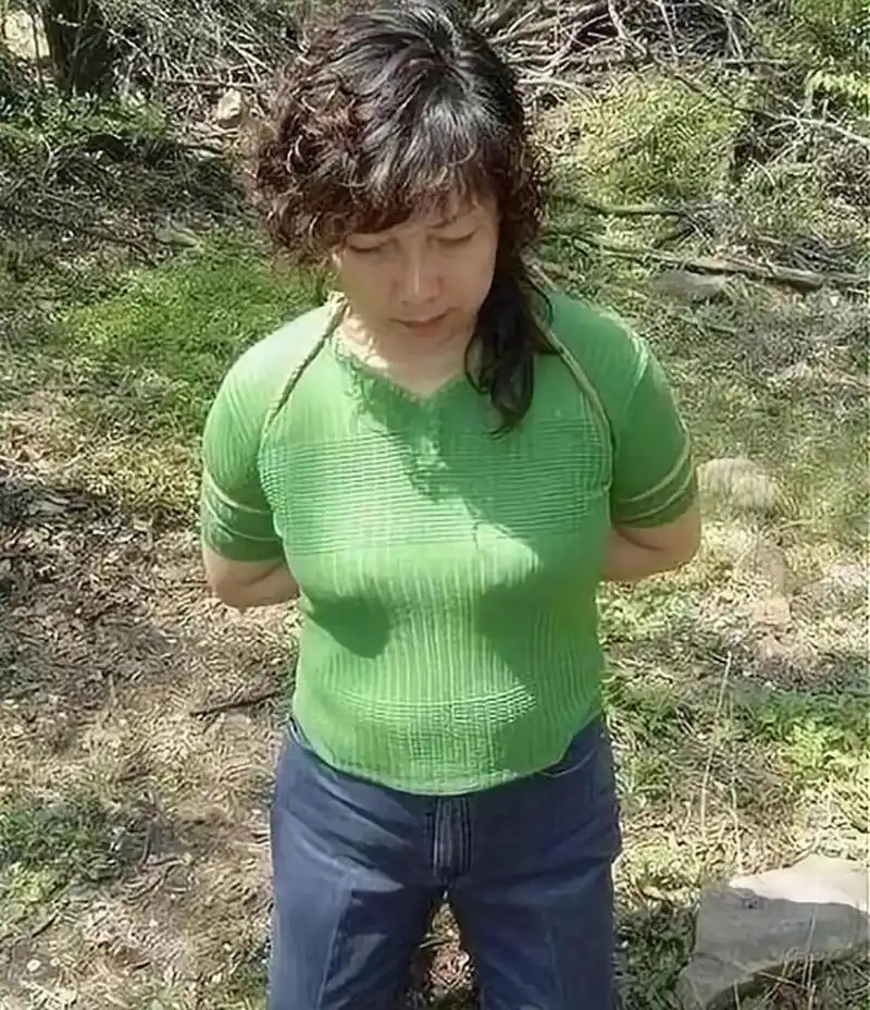 1990年代,即将被执行死刑的女囚照片,她戴着法律的枷锁,头发泛黄却