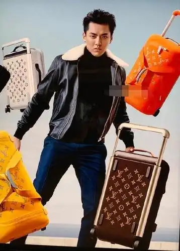 吴亦凡扛lv超大手提包,油腻的头发十分抢眼,网友:略显心酸!