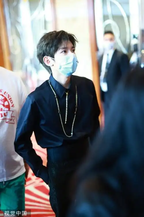 王源上影节金链黑衬衫##上海电影节红毯