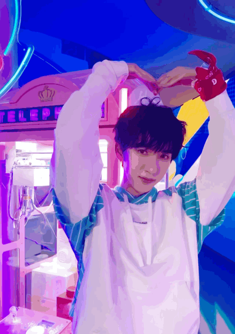 地向每一位粉丝发射自己的爱意,他的可爱酒窝也太让人想戳一戳了吧!