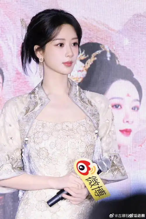 杨紫收工照##杨紫鸭舌帽比耶