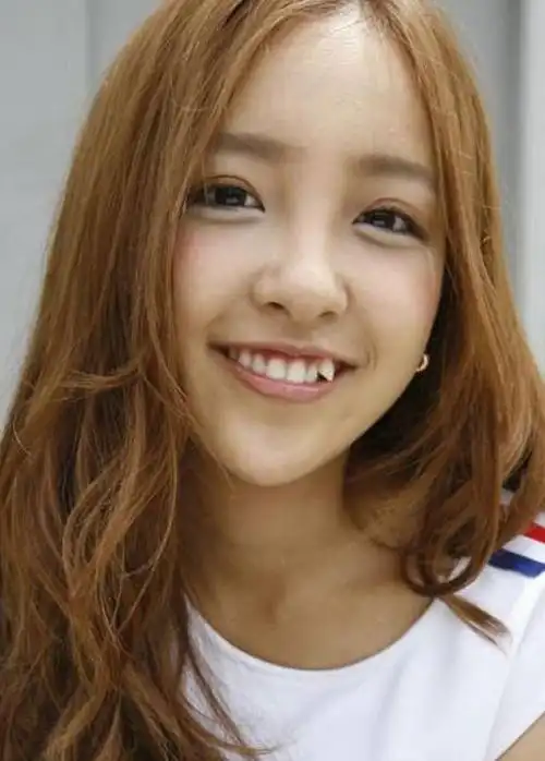 日本是出了名的有很多牙齿不齐,长小虎牙的明星,比如板野友美,一笑就