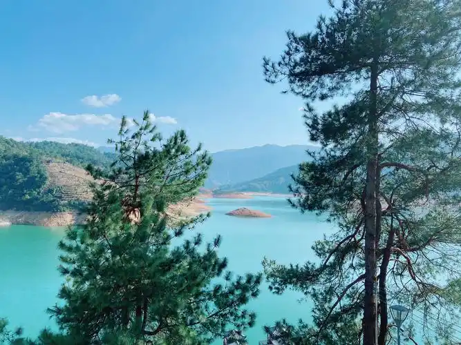 2021新年初三,家人们共聚一起畅游潭岭天湖,感受绿水青山大自然美好!