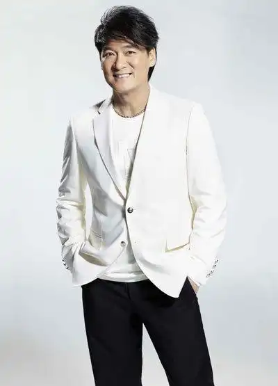 22日出生于中国香港西营盘,祖籍广东省汕头市潮南区,华语流行乐男歌手