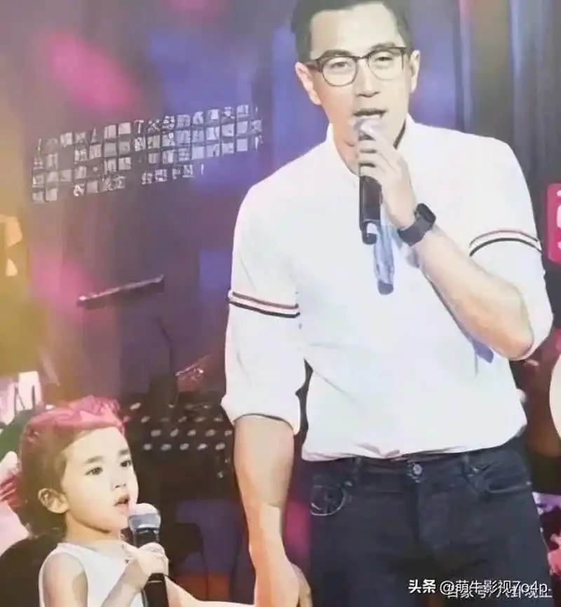 终于看到小糯米的照片了,遗传了杨幂icon的美貌.