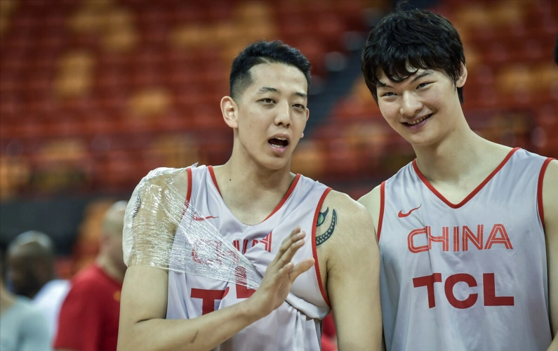 中锋位置上沈梓捷,周琦,王哲林会是最佳选择,四号位则是易建联和任骏