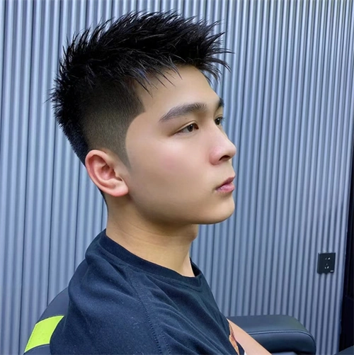 男生摩根烫前刺发型 改变形象提升气质