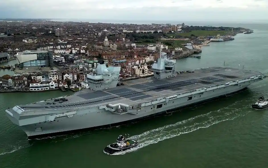 【航拍】伊丽莎白女王级航空母舰"伊丽莎白女王"号(r08)驶入朴茨茅斯