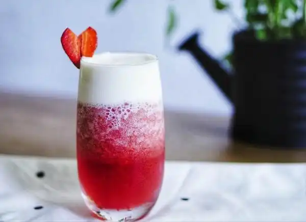 内卡厨房做的超简单夏日冰饮草莓芝士奶盖