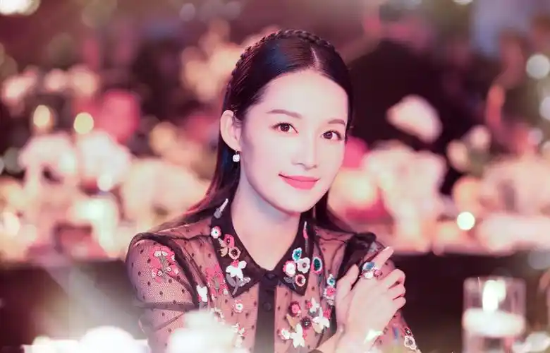 偶遇大明星:李沁美出新高度,应采儿这张脸挂不住了