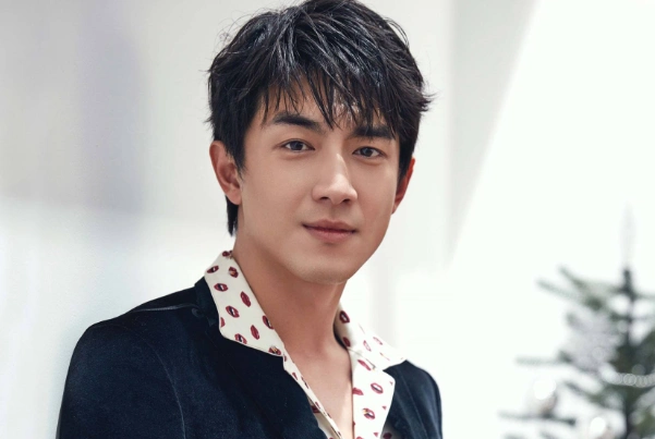 作品:《仙剑奇侠传》,《伪装者》,《琅琊榜》世界十大颜值男明星之一