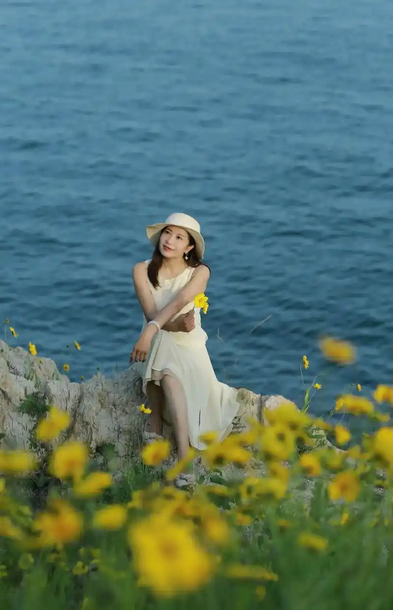 面朝大海,春暖花开.海边的浪漫,见过海边有花🌸的美景吗,这