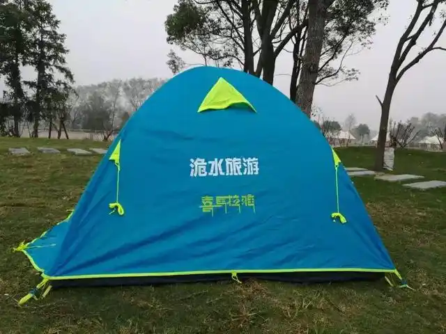营地为露营爱好者设有专门的帐篷休息区,绿茵草甸上支起帐篷,以天穹为