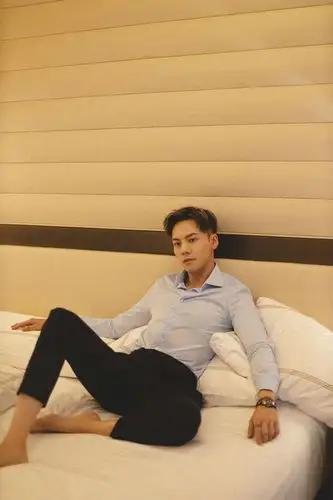 陈伟霆"慵懒风"造型生活照曝光  网友:流水的造型,铁打的帅