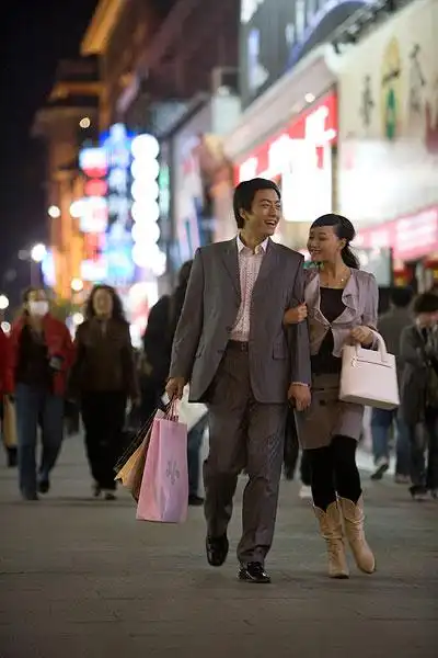城市夜幕下购物的情侣