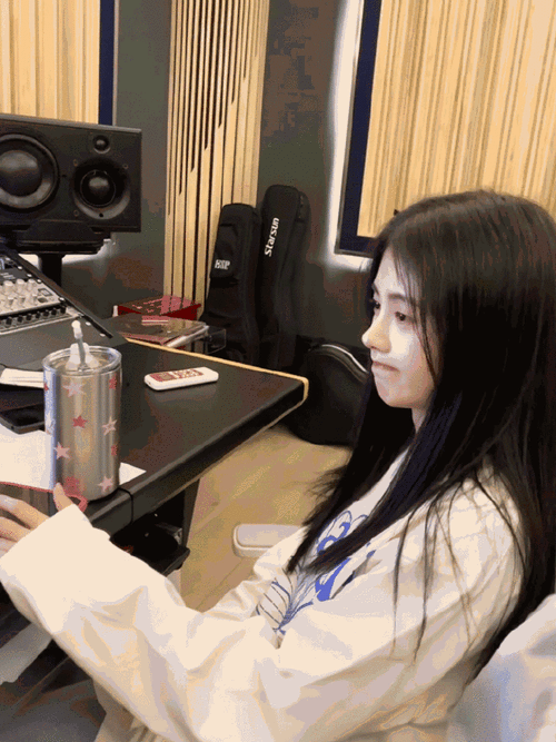 鞠婧祎录音棚工作照#妹宝状态好棒啊!不得不说好喜欢这样的小可爱 !!